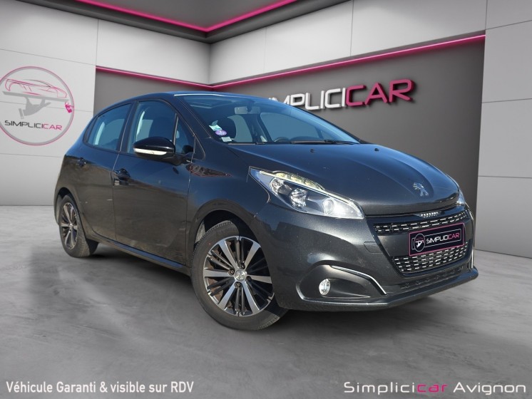 Peugeot 208 82ch allure idéal jeune permis / apple carplay - android auto / cam.radar de recul / toit pano occasion avignon...