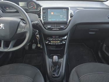 Peugeot 208 82ch allure idéal jeune permis / apple carplay - android auto / cam.radar de recul / toit pano occasion avignon...