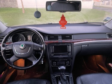 Skoda superb 2.0 tdi 140 fap confort dsg garantie 12 mois occasion simplicicar royan simplicicar simplicibike france