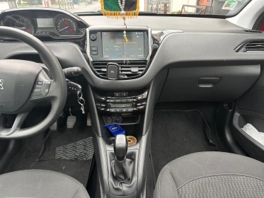 Peugeot 208 1.2 puretech 82ch bvm5 allure, caméra de recul, toit panoramique, apple carplay occasion simplicicar villejuif ...